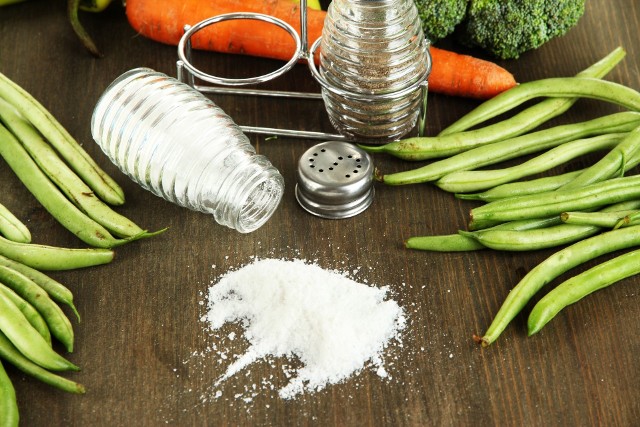 Nadmierne spożycie soli to częste zjawiskoDziennie powinniśmy spożywać produkty, w których łącznie znajduje się tyle soli, ile zmieściłoby się na płaskiej łyżeczce do herbaty. To około 5 gramów. W praktyce zjadamy 20 gramów.