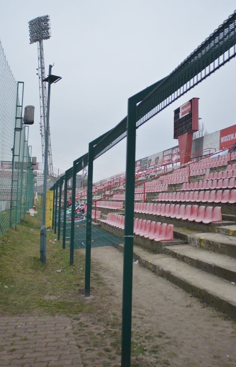Zaczęły się prace rozbiórkowe na stadionie Widzewa.