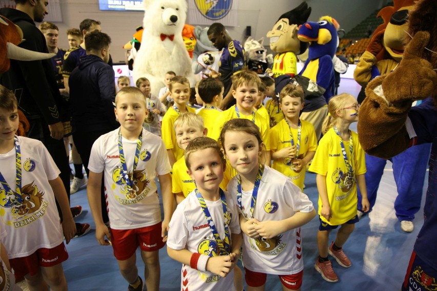 Dziki Mecz odbył się w Hali Legionów w Kielcach. Dzieci zagrały z gwiazdami piłki ręcznej. Były ogromne emocje i szczytny cel