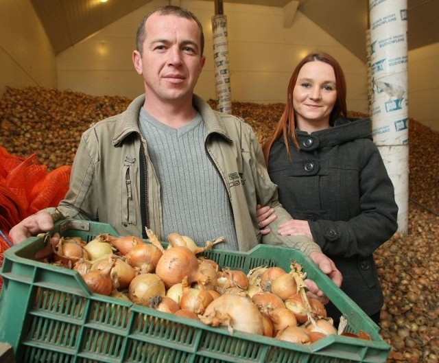 Aleksandra i Waldemar Domagała, Rolnicy Roku 2013, to młodzi i przedsiębiorczy gospodarze. Stawiają na uprawy cebuli, sieją i sadzą rocznie około 15 hektarów, za nimi leży sterta 90 ton, w sumie zbierają rocznie około 400 ton.