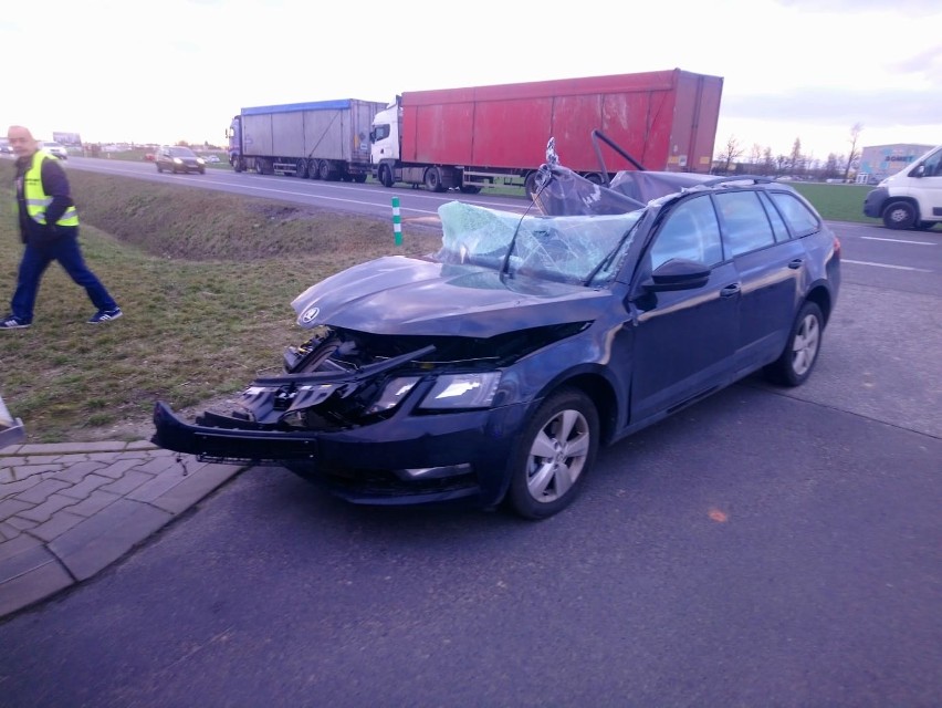 Bardzo groźny wypadek pod Wrocławiem. Z przodu auta niewiele zostało (ZDJĘCIA)