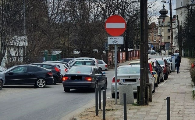 Rejon ul. św. Wawrzyńca jest teraz jednokierunkowy, ale kierowcy pokonują ten odcinek mimo widocznych znaków zakazu pod prąd.Przejdź do kolejnego zdjęcia --->