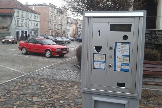 Parkomaty zwiększają szanse na znalezienie wolnego miejsca na rynku, ale z drugiej strony denerwują właścicieli samochodów, którzy za postój muszą zapłacić.