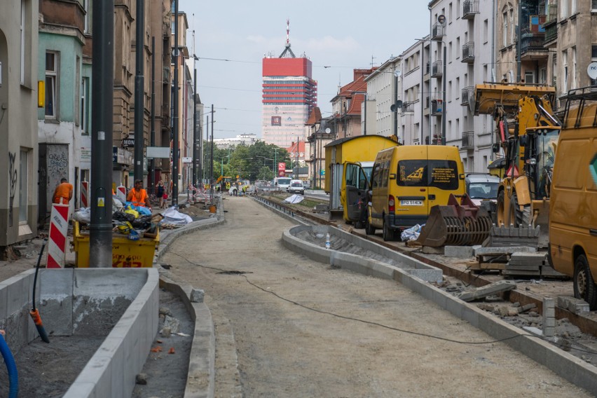 Trwa podzielona na dwa etapy przebudowa torowisk na ulicach...