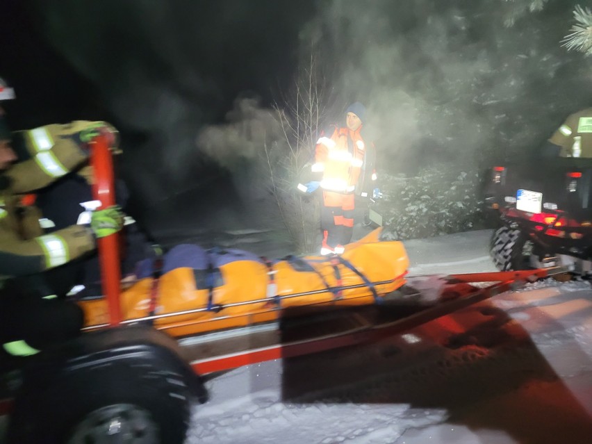 Dramatyczna akcja ratunkowa pod Dębicą. Ekipie pogotowia w transporcie chorej pomagali strażacy