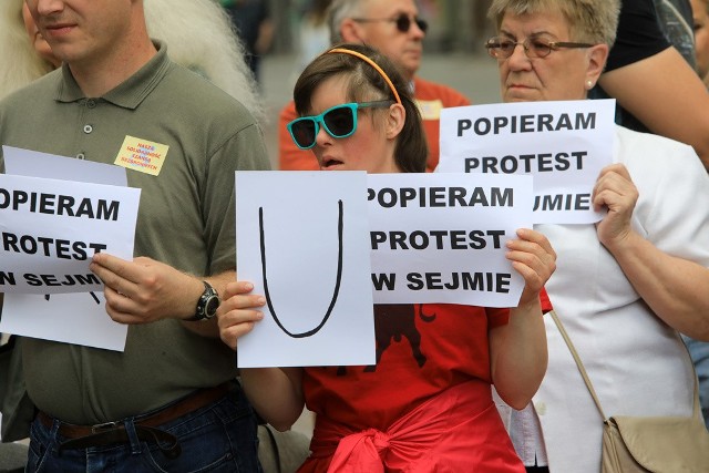 Dziś (21 maja) w wielu miastach Polski zorganizowano demonstracje poparcia dla środowiska osób niepełnosprawnych. Toruńska demonstracja wspierająca walkę osób niepełnosprawnych o godne życie odbyła się na starówce - przy pomniku Mikołaja Kopernika.>> Najświeższe informacje z regionu, zdjęcia, wideo tylko na www.pomorska.pl 