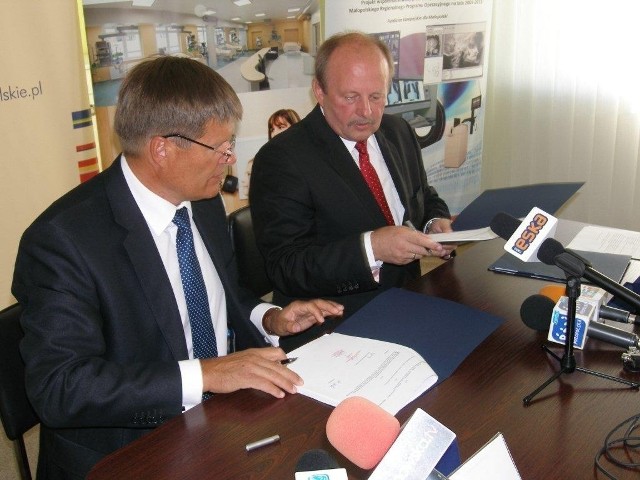 Marcin Kuta i Stanisław Sorys po podpisaniu umowy o dofinansowaniu nowego systemu w szpitalu
