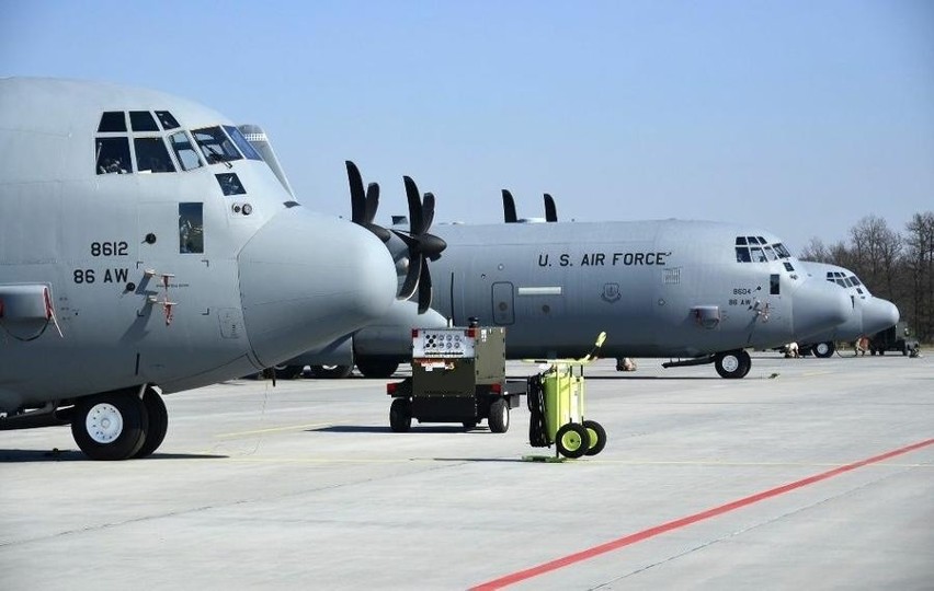 Trzy potężne transportowce C-130J Super Hercules wylądowały...