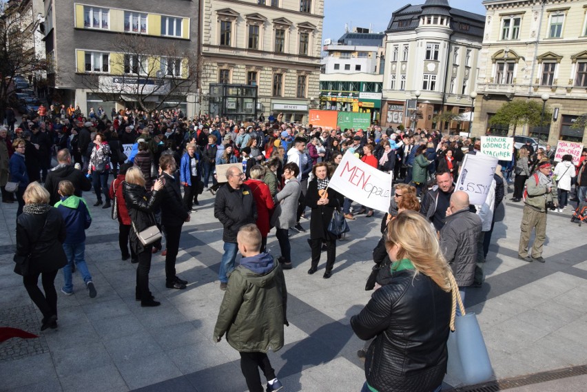 Bielsko-Biała: Wiec poparcia dla strajkujących nauczycieli. Plac Chrobrego wypełniony po brzegi [ZDJĘCIA]