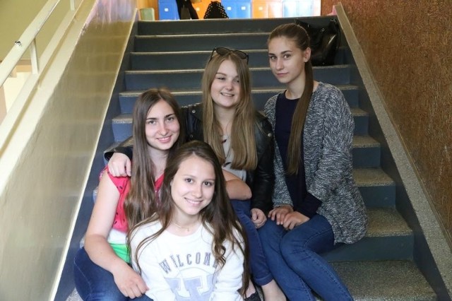 Są już wyniki egzaminu gimnazjalnego 2015. Uczennice klasy IIIb w PG2 są zadowolone ze swoich wyników egzaminu. Od lewej: Joanna Rosłan, Maryna Bondarawa, Katarzyna Wasilec, z  przodu Joanna Rosłan.