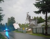 Zerwane dachy, zalane piwnice, powalone drzewa. Mieszkańcy powiatu wąbrzeskiego odczuli skutki wichury i ulewnego deszczu