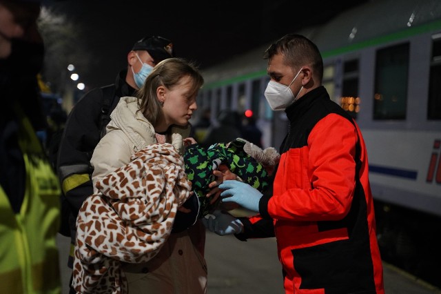 Chore dzieci z Ukrainy trafiły do Kielc w sobotę, 12 marca w nocy. Więcej na kolejnych zdjęciach.