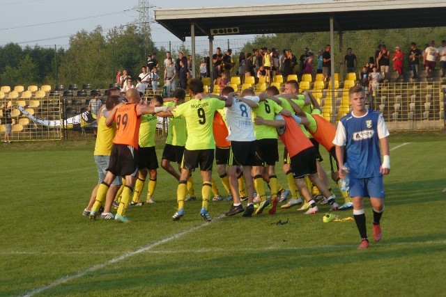 Tak piłkarze Czarnych Połaniec fetowali zwycięstwo w meczu derbowym w czwartej lidze z Olimpią Pogoń Staszów. Było 3:0.