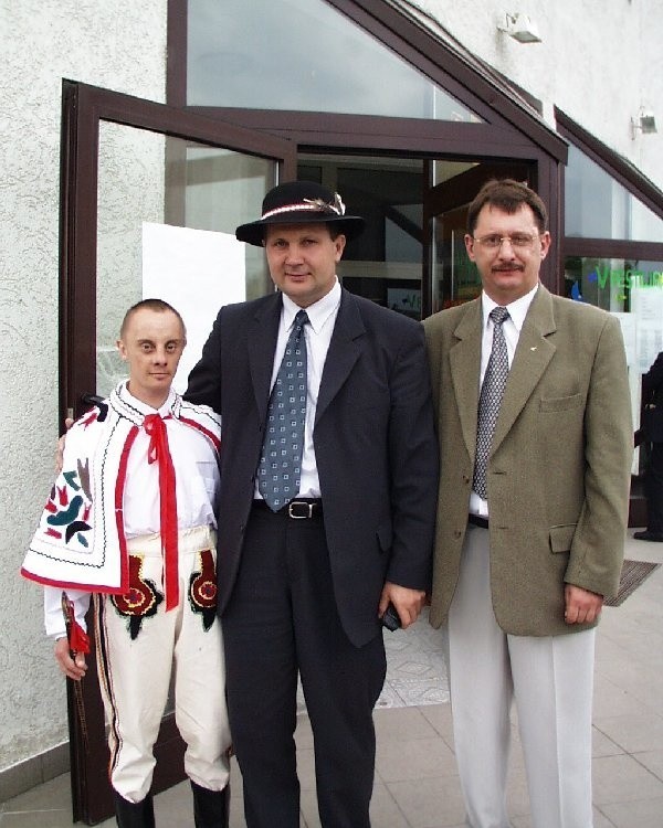 Imprezę wspierają zawsze, - poseł Zbigniew  Sosnowski (w kapeluszu góralskim) i  Mirosław  Czerny z Powiatowego Centrum Pomocy  Rodzinie.