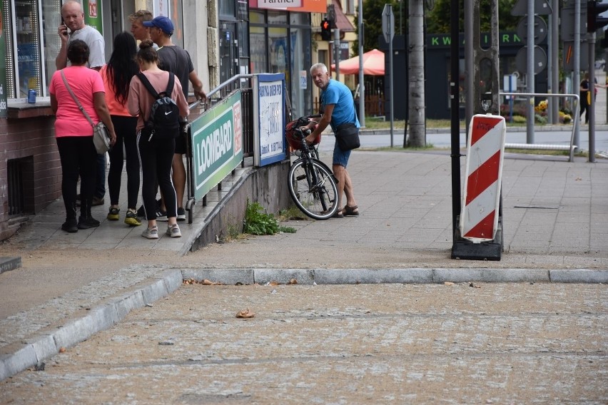 Przebudowa ulicy Gdańskiej w Tczewie uniemożliwiła pieszym swobodne przejście chodnikiem. Zdjęcia