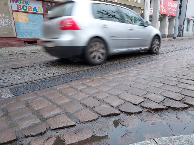 Ulica Wybickiego w Grudziądzu. Zamiast kostką - ubytki załatano asfaltem.