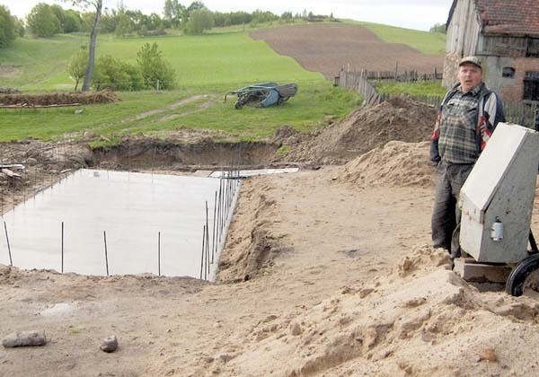 Płyty obornikowe oraz zbiorniki na gnojowice, które muszą być w gospodarstwach były finansowane przez Unię Europejską. Niestety, na resztę wymogów rolnik musi wydać z własnej kieszeni.