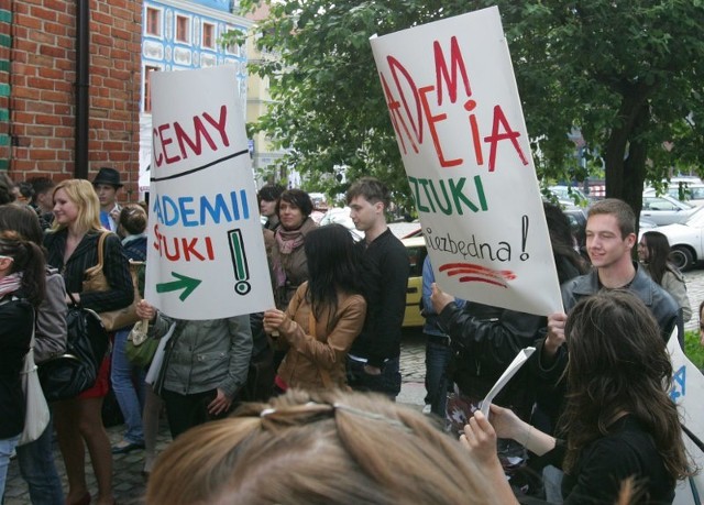 Akademia Sztuki - happeningUczniowie szkól artystycznych pokazali, ze zalezy im na Akademii Sztuki.