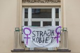 Strajk Kobiet. Mieszkanki Krakowa stanęły w "Kolejce po wolność". Tak wyglądał czarny protest w czasie epidemii [ZDJĘCIA]