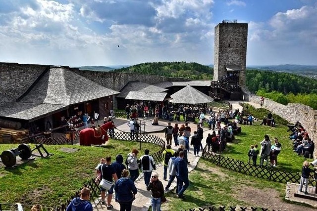 Zamek Królewski w Chęcinach podczas ubiegłorocznej majówki przeżywał oblężenie. W tym roku był niestety zamknięty.