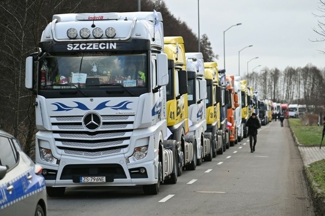 Firmy transportowe, m.in. z naszego regionu, skarżą się, że nie mogą zarabiać, a ich koszty cały czas rosną. Blokady na granicach trwają, a np. raty leasingowe są ogromne.