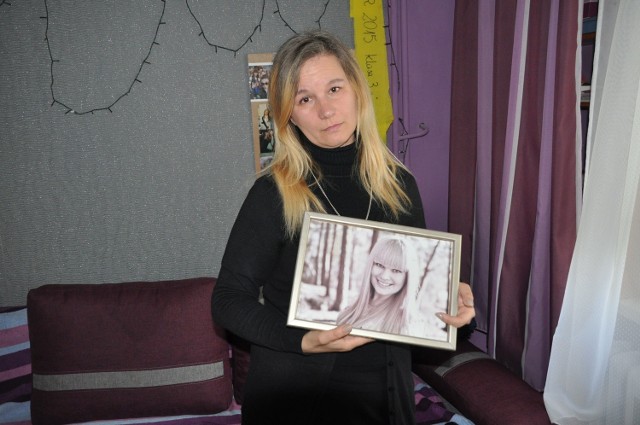 Skarżyszczanka Monika Lisowska prezentuje portret ze zdjęciem córki. Ola miała 18 lat, była pogodną, uśmiechniętą dziewczyną. Zarażała innych swoim optymizmem.  