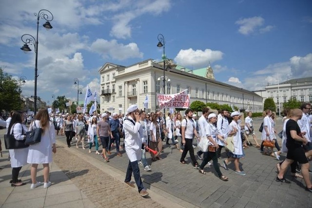 W czerwcu kilka tysięcy młodych lekarzy domagało się w Warszawie wyższych pensji, respektowania prawa pracy przez pracodawców i zwiększenia nakładów na służbę zdrowia. W tym momencie państwo przeznacza na służbę zdrowia niewiele ponad 4 proc. PKB