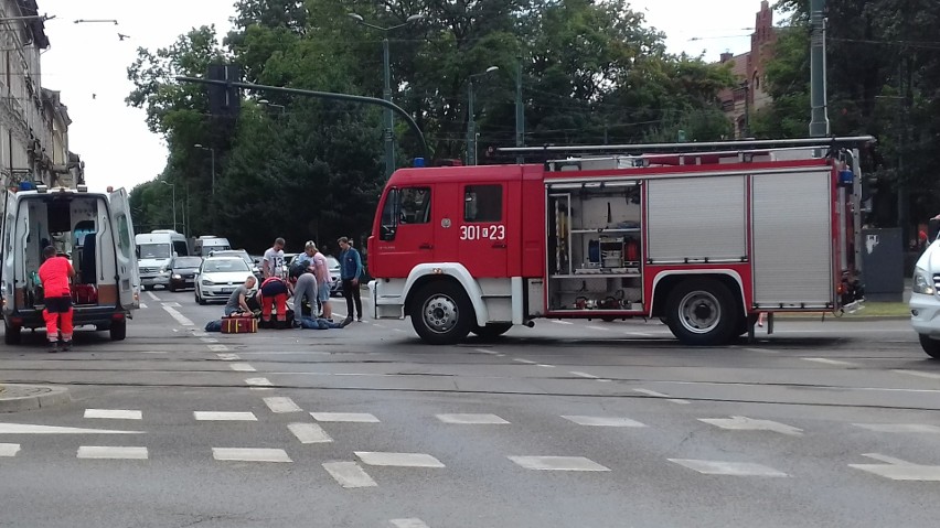 Wypadek motocyklisty w centrum Krakowa. Motocyklista odwieziony do szpitala