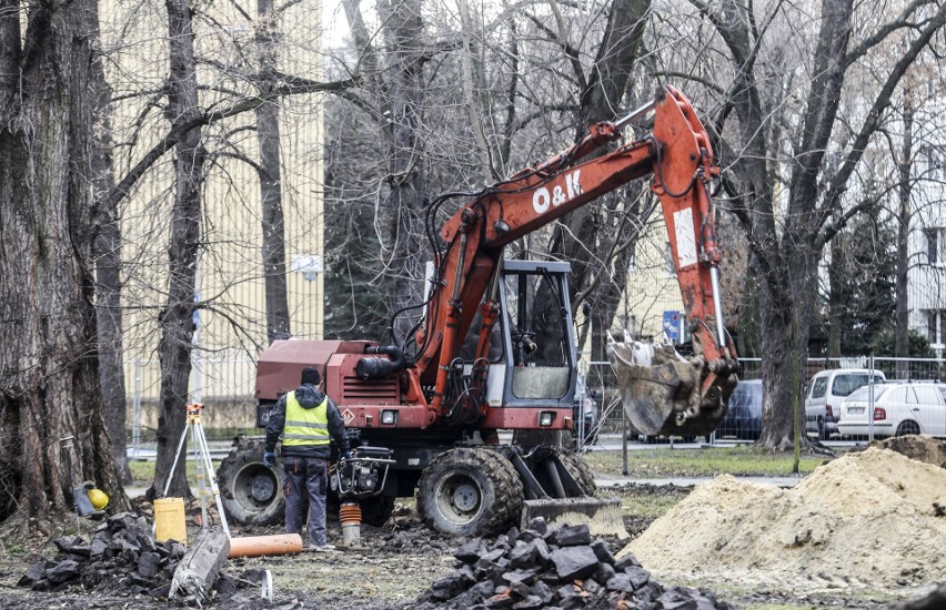 Ruszyły prace rewitalizacyjne przy parku na ulicy Rycerskiej...