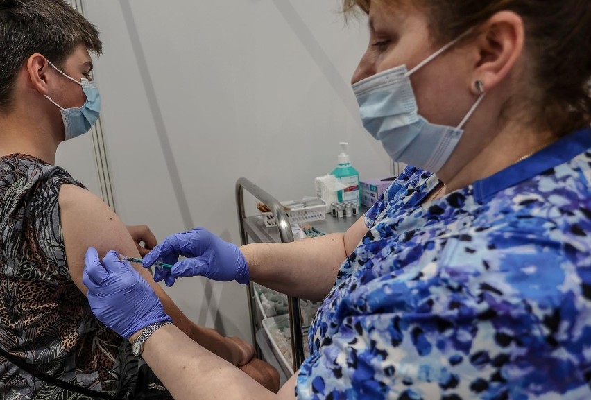 Władze rozważają wprowadzenie przymusowych szczepień przeciw Covid-19. Czy pozwala na to polskie prawo? Co mogłoby grozić za brak szczepień?