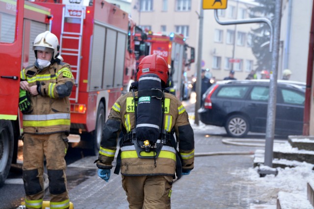 Starszego mężczyznę z płonącego mieszkania ewakuował strażak-emeryt OSP Kamień Krajeński.
