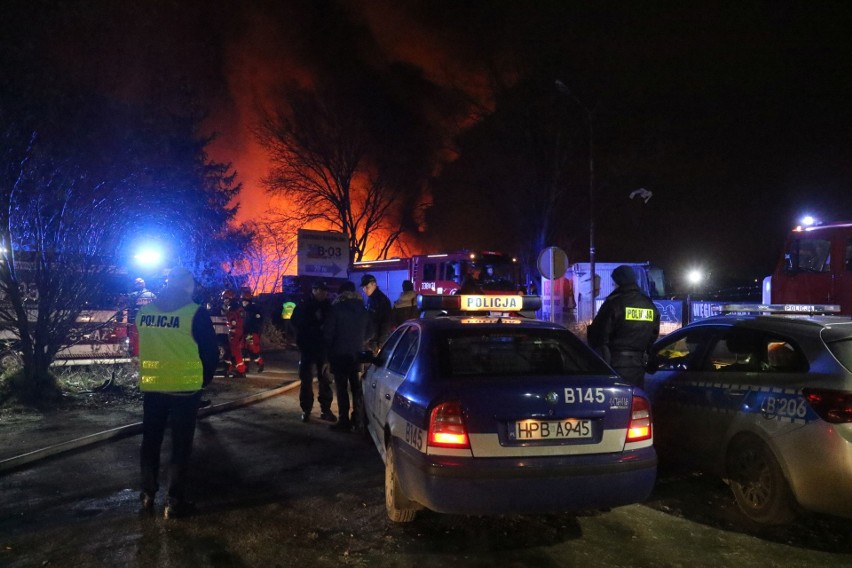 Ogromny pożar na terenie składu materiałów budowlanych MB 03...