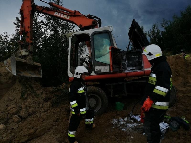 Pożar koparki w Jazowsku. Maszyna zapaliła się podczas prac ziemnych [ZDJĘCIA]