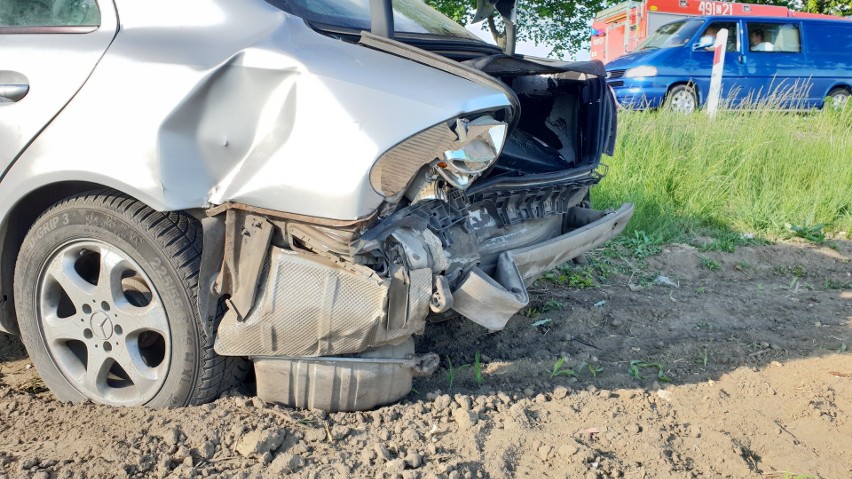 4 osoby w szpitalu po wypadku na drodze krajowej nr 94 na wysokości wsi Suchodaniec pod Strzelcami Opolskimi