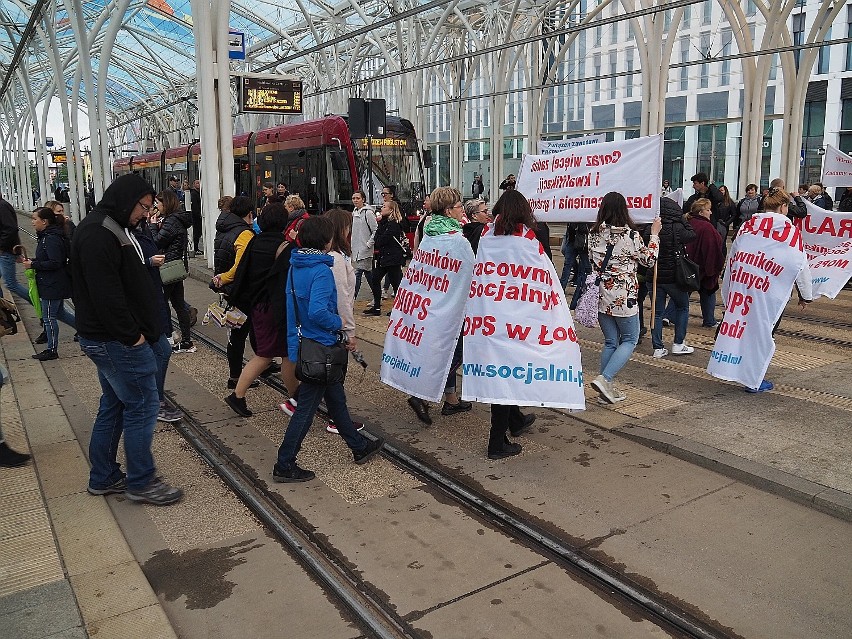 W piątek od godz. 8.30 znów trwał protest pracowników...