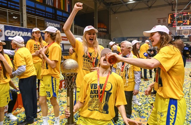 Koszykarki VBW Arki Gdynia pokonały w piątym meczu finałowym CCC Polkowice i w hali GCS świętowały obronę tytułu mistrzyń Polski (18.04.2021)