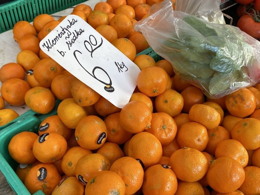 Ceny owoców i warzyw na bazarach w Kielcach we wtorek, 3 stycznia. Ile kosztują mandarynki, pomidory i jabłka? Zobacz zdjęcia