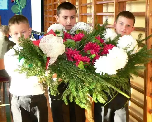 Uczniowie - Michał, Sebastian i Patryk złożyli kwiaty na grobie Leona Wójcickiego na cmentarzu w Sokolinie.