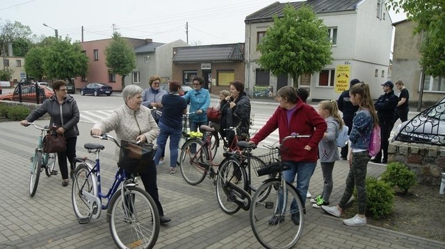 Pieszo po gminie - w Osięcinach skrzyknęli się miłośnicy pieszych wędrówek (choć niektórzy z przyzwyczajenia zabrali ze sobą rower)