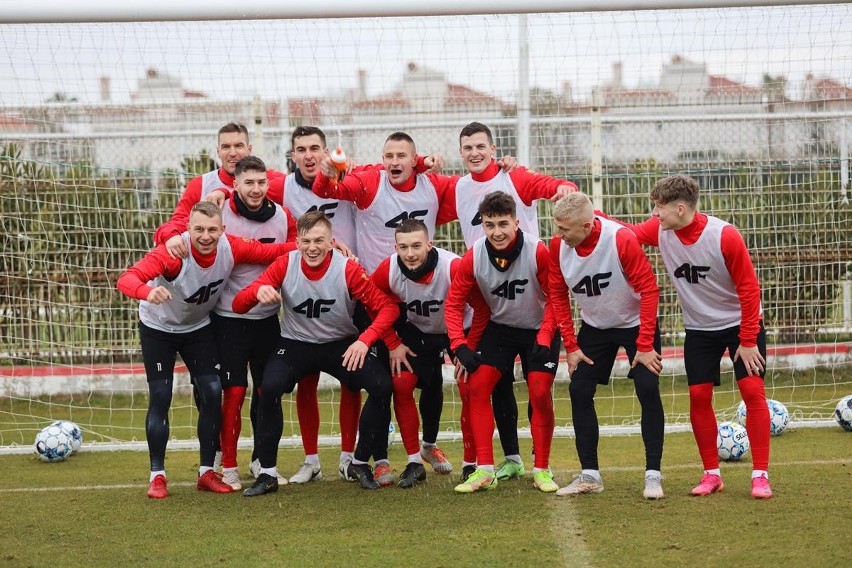 Piłkarze Korony Kielce ciężko trenują w tureckim Belek, ale humory wszystkim dopisują. Zobaczcie zdjęcia