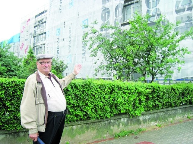 Józef Ogrodnik mieszka w  bloku już od czterdziestu lat. Budynek od dawna nie był odnawiany.