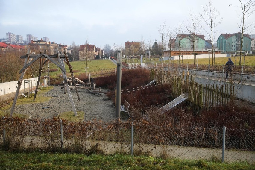 Kraków. Park Reduta: mieszkańcy zwracają uwagę na nieczynny pawilon [ZDJĘCIA]