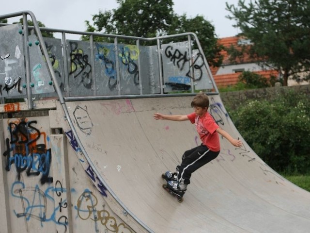 Młodzi słupszczanie (na zdjęciu Hubert Trzysiak) jeżdżą w skateparku.