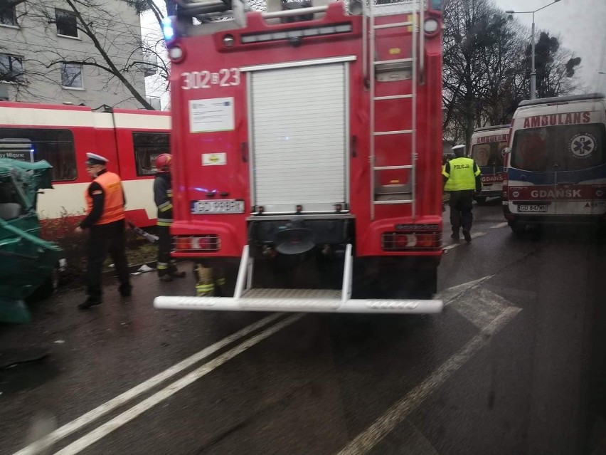 Zderzenie busa z tramwajem na ul. Kartuskiej w Gdańsku...