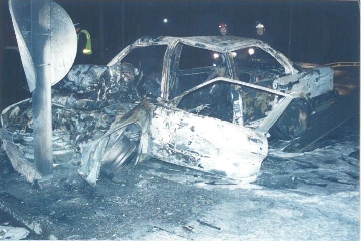 BMW spłonęło po uderzeniu w słup.