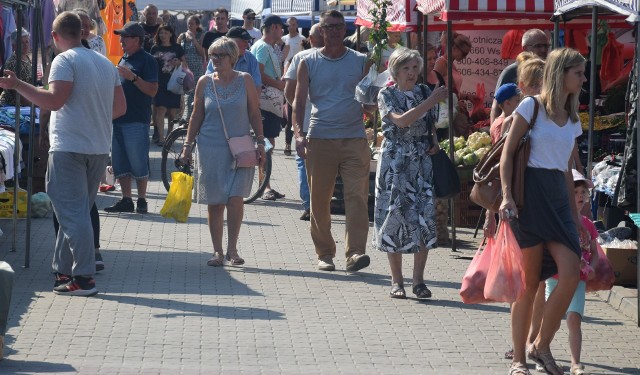 Niedzielny targ w Wierzbicy (25 lipca) tradycyjnie przyciągnął klientów. Tym razem na bazarze również nie zabrakło handlujących oraz kupujących. Zainteresowaniem tych drugich cieszyły się nie tylko artykuły spożywcze. ZOBACZ ZDJĘCIA>>>