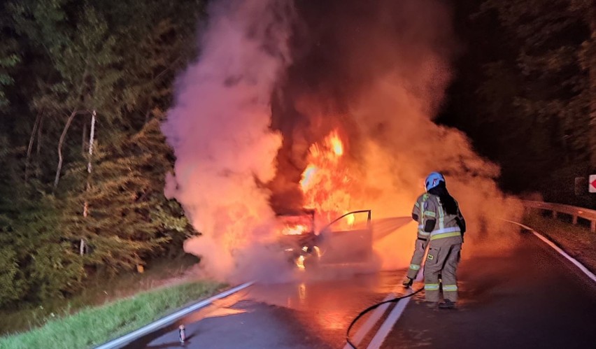 W nocy na DK 28 w miejscowości Korzeniec w powiecie przemyskim spłonął samochód [ZDJĘCIA]