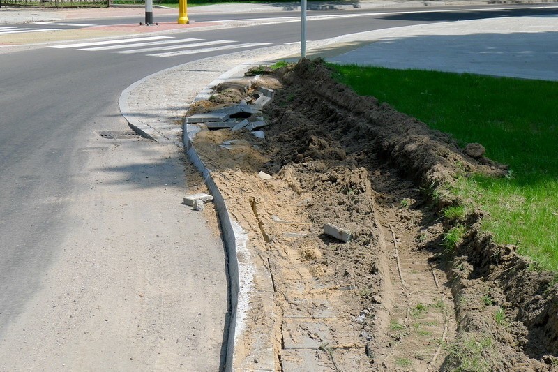 Tir z Sosnowca zniszczył chodnik, trawnik i odjechał