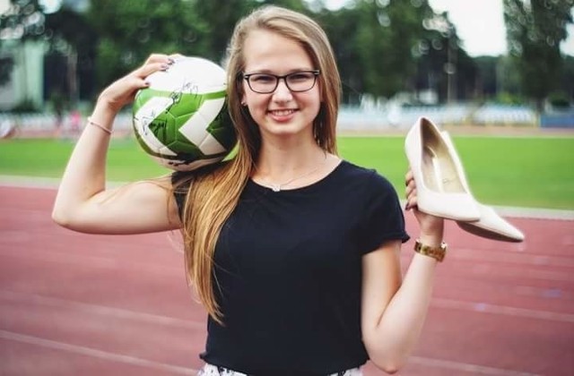 Kinga Sylwestrzak ma 19 lat i pochodzi z Rąpic koło Cybinki. Interesuje się głównie futbolem, a w przyszłości chce zostać dziennikarką sportową.