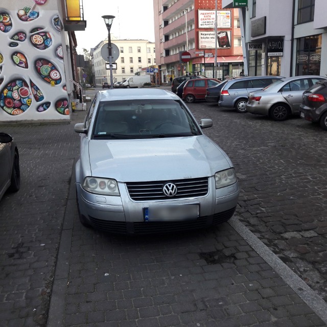 Widzisz &quot;mistrza parkowania&quot;? Zr&oacute;b zdjęcie samochodu i prześlij na adres alarm@gk24.pl Twoje zdjęcia dołączą do naszej fotogalerii. Od początku naszej akcji, kt&oacute;rą rozpoczęliśmy kilka miesięcy temu otrzymaliśmy ponad 200 zdjęć. I ciągle napływają nowe. Nasi Internauci ciągle spotykają auta, kt&oacute;re są zaparkowane w niewłaściwy spos&oacute;b i utrudniają innym kierowcom, czy też pieszym przemieszczanie się. Nie tylko mieszkańcy widzą ten problem. Strażnicy miejscy z Koszalina r&oacute;wnież opowiedzieli nam o tym, jak kierowcy parkują w Koszalinie. Pisaliśmy o tym w artykule &gt; Parkowanie w Koszalinie. Ciasno w centrum, a wieczorem przed blokiemPoprzednia fotogaleria &gt; Mistrzowie parkowania w Koszalinie [zdjęcia]A my nie przerywamy akcji. Zachęcamy do przesyłania kolejnych zdjęć. Mamy nadzieję, że nasza fotogaleria pokaże kierowcom, że niewłaściwe parkowanie utrudnia życie innym mieszkańcom.